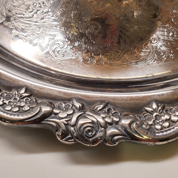 Oneida William A. Rogers Silversmiths 12"  Round Silver Plate Server with Attac - Picture 3 of 10